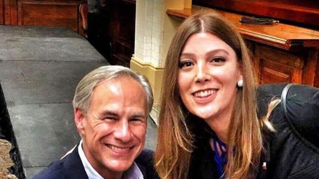 Mujer transgénero posa con el Gobernador de Texas — Foto viral