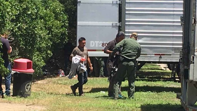 Encuentran inmigrantes dentro de camión al sur de Texas