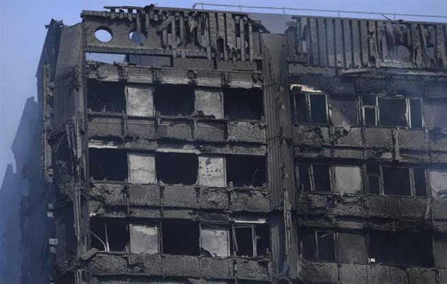 Continúa búsqueda de desaparecidos en incendio — Londres Continúa búsqueda de desaparecidos en incendio — Londres