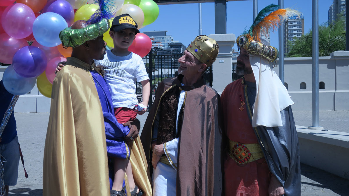 Niños celebran en México a los reyes magos de manera atípica