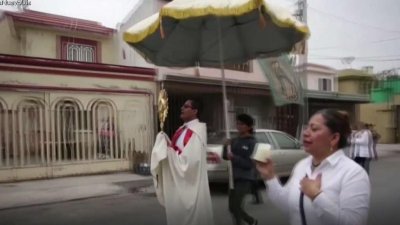 En México: cura ofrece misa en las calles por coronavirus