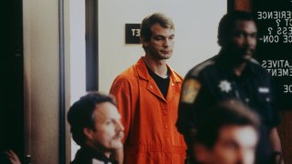 La serie de 10 episodios sigue los crímenes de Jeffrey Dahmer, con frecuentes giros hacia su vida anterior.