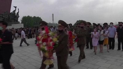 Kim Jong Un aparece en público para rendir tributo a su abuelo
