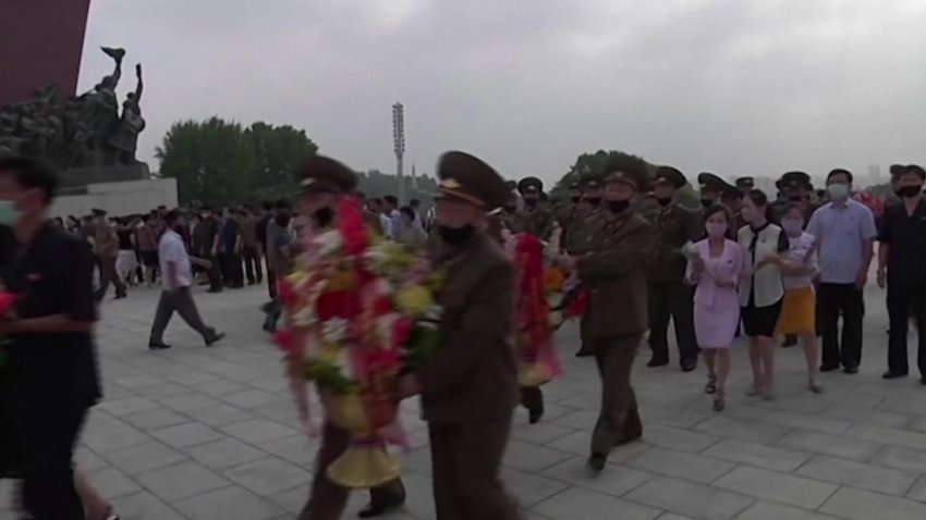 Kim Jong Un aparece en público para rendir tributo a su abuelo