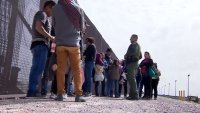 Más autobuses en la frontera: Texas enviará a migrantes a ciudades santuraio