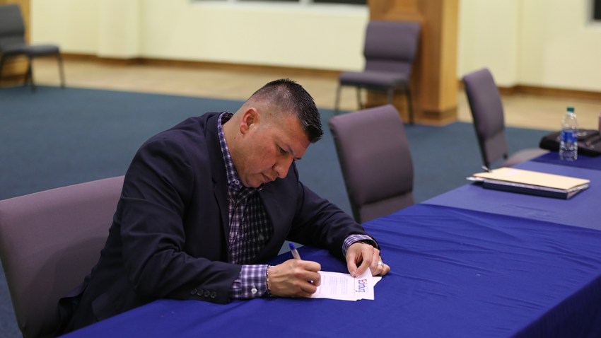 Richard Molina firmando orden de permanecer en casa, trabaja seguro.