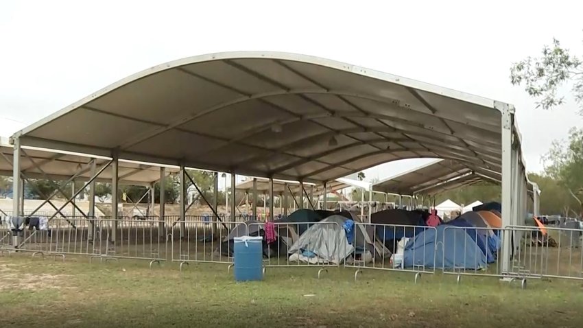 Varias casetas de campaña debajo de una carpa.