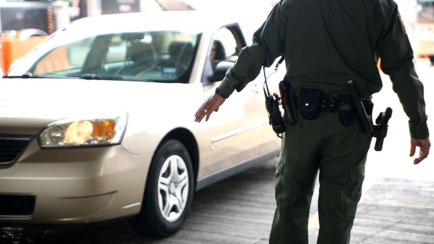 Detienen oficial de policía por trasportar inmigrantes indocumentados