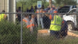 Empleados de San Juan afuera del edificio de Obras Publicas.