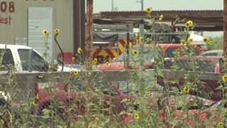 bomberos en el estacionamiento de un deposito de cahatarra