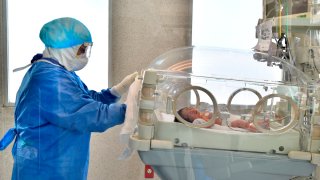 Enfermera atiende a recién nacido en México