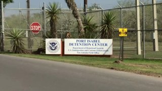 Entrada al centro de detencion de Puerto Isabel.