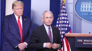 En la foto, el doctor Anthony Fauci junto al presidente Donald Trump, el 22 de abril.