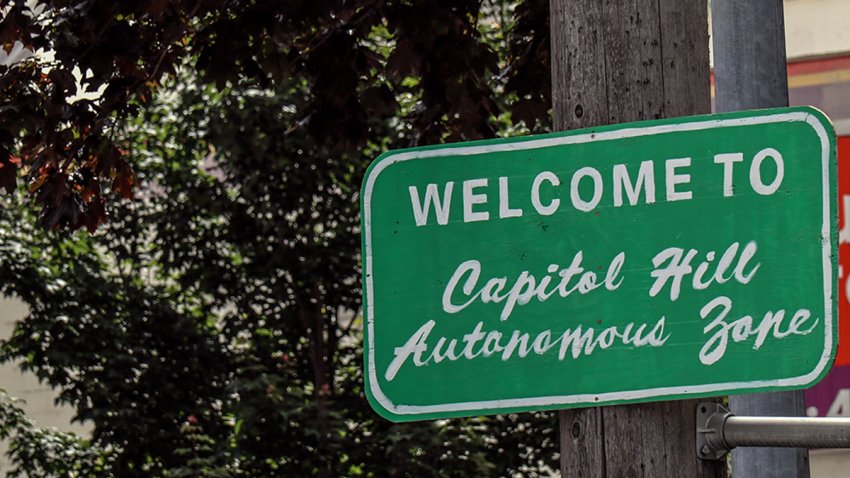 La zona, que rodea a la estación policial, se extiende por varias cuadras en el barrio de Capitol Hill en Seattle.