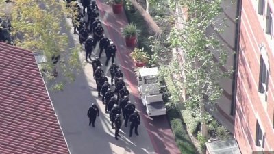 Oficiales del LAPD entran a USC durante manifestaciones pro Palestina