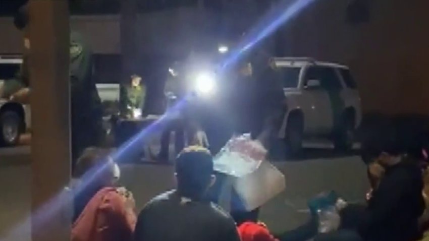 Más de 600 personas con niños en brazos cruzaron la frontera en la madrugada