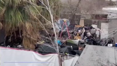 “Es una asquerosidad”: vecinos alegan que un campamento de indigentes está arrasando con su comunidad