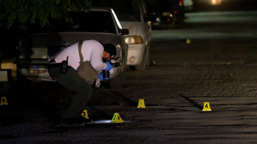 Peritos en escena de crimen en Ciudad Juárez