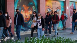 Personas caminan junto a comercios cerrados en Ciudad de México