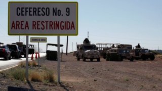 Vehículos de la Guardia Nacional afuera de la prisión de Ciudad Juárez