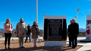 Autoridades en el memorial para los integrantes de la familia LeBaron asesinados