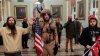 El hombre disfrazado de bisonte que entró al Capitolio pide el perdón de Trump