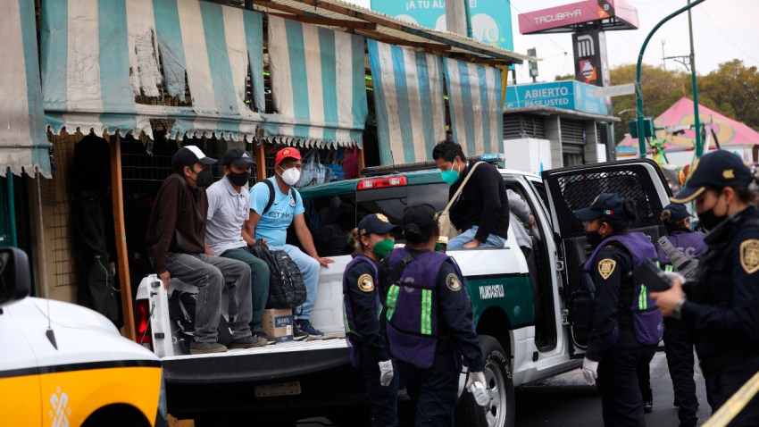Policías apoyan en sus patrullas ante la falta de transporte en Ciudad de México