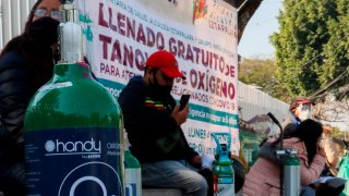 Personas aguardan para llenar tanques de oxígeno en Ciudad de México