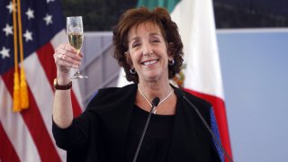 Roberta Jacobson brinca con una copa en la mano