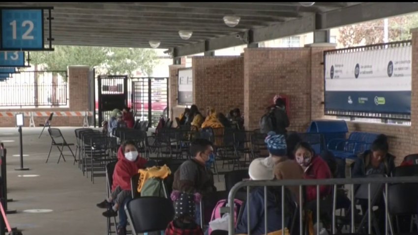 Alcalde de Brownsville explica traslado de migrantes con COVID-19