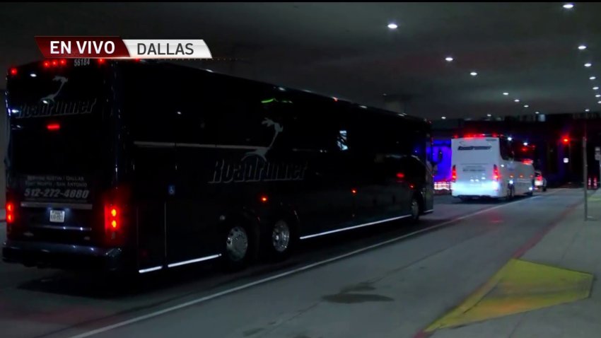 Múltiples autobuses comienzan a llegar a Dallas donde alojarán a niños migrantes