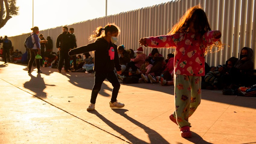FEMA ayudará a albergar y trasladar a niños migrantes en la frontera