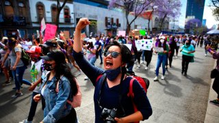 Mujeres marchan en protesta por la violencia en el marco del 8 de Marzo