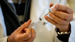 Aproximadamente 1,500 dosis de la vacuna Moderna estarán disponibles.