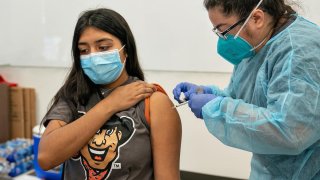 Estudiante de UTRGV recibiendo vacuna.