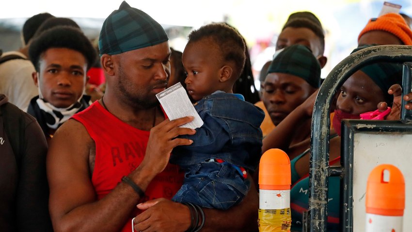 Aumentan las cifras de migrantes a través de la peligrosa selva del Darién entre Colombia y Panamá