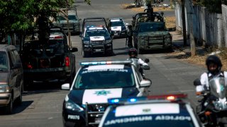 Grupo de patrullas y vehículos militares en Michoacán