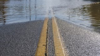 Foto de una calle llena de agua.