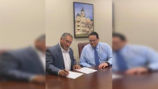 Alcalde Javier Villalobos firmando declracion de desastre local