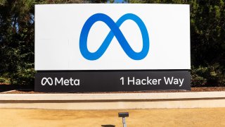 Fotografía facilitada este jueves por Meta en la que se registró el logo de la compañía Meta, en Menlo Park, California.