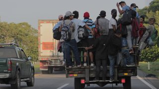 Camioneta con varios migrantes en una carretera