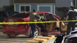 automóvil rojo en una escena donde ocurrió una balacera