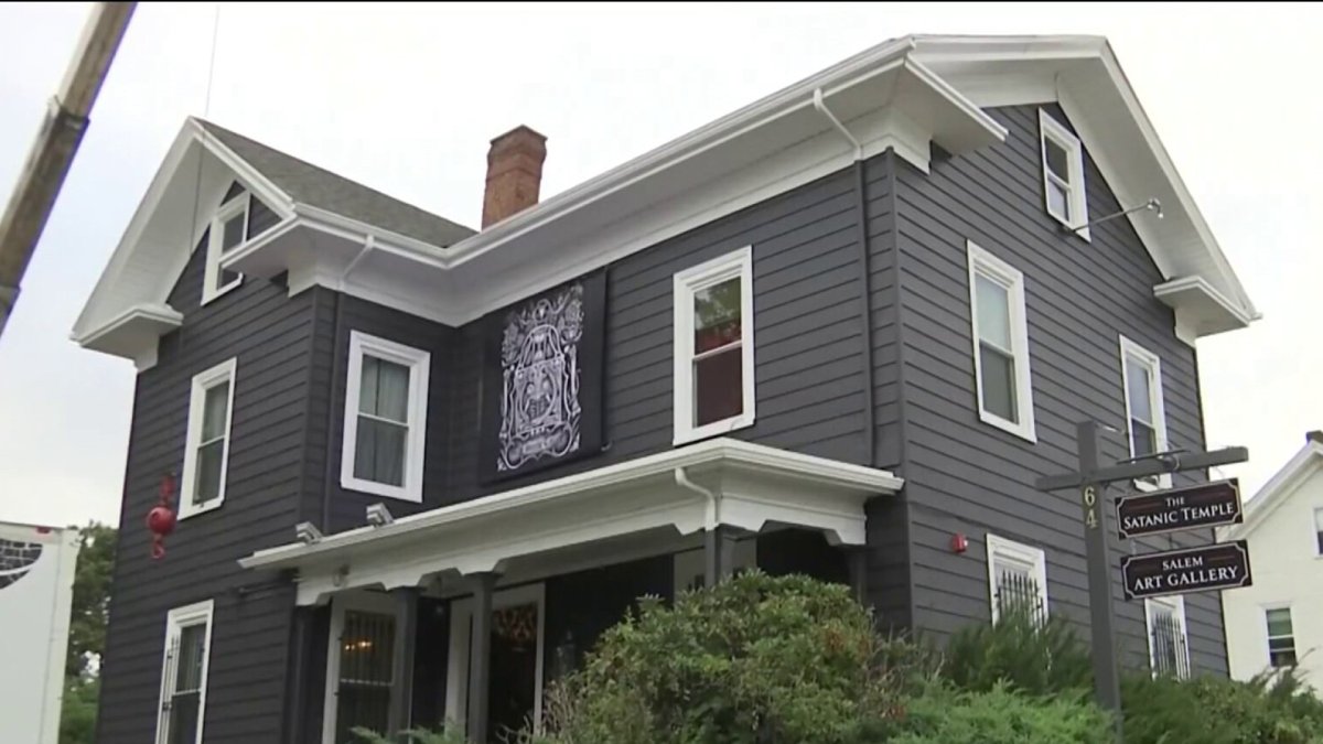 Templo satánico reclama por el derecho a izar su bandera frente a alcaldía  de Boston – Telemundo McAllen (40)