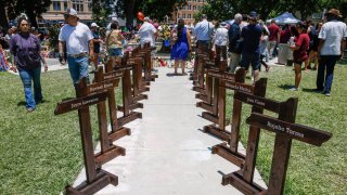 Cruces de víctimas de balacera en Uvalde