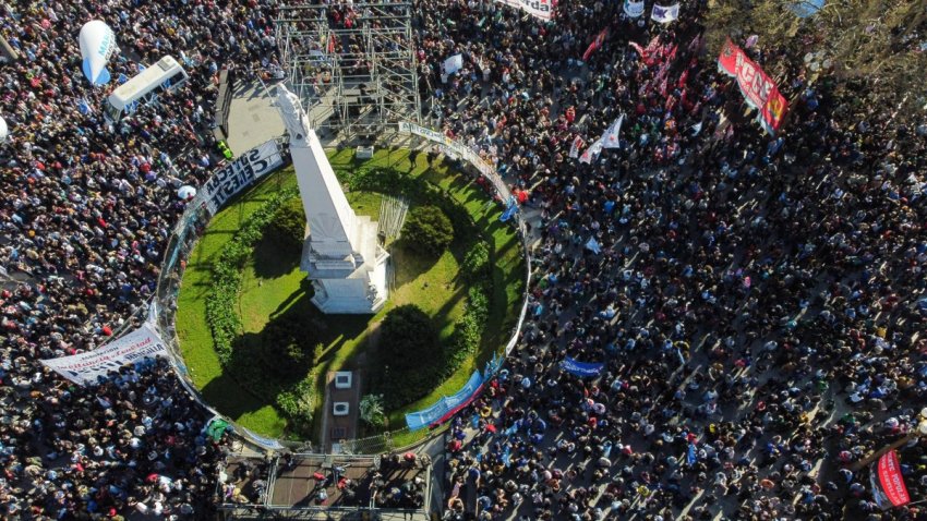 En Argentina, miles salen a las calles para defender a Cristina Fernández