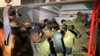 Rescatan a 32 migrantes ocultos en camión de mudanzas