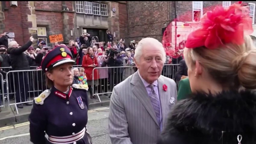 Detienen a hombre por arrojar huevos al rey Charles III de Reino Unido