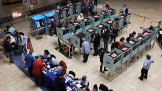 Millones de estadounidenses salieron a votar este martes, como en Las Vegas, Nevada, donde concurrieron a un mall.