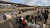 A un paso del cruce, migrantes en la frontera celebran el Día de Acción de Gracias