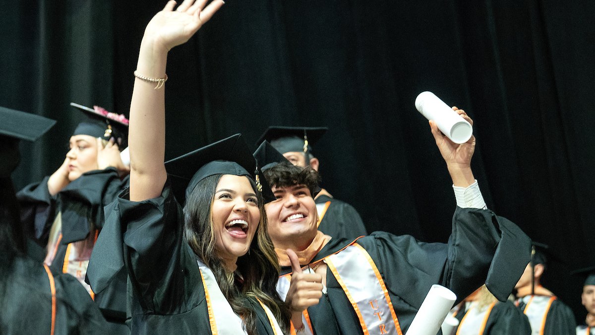 UTRGV gradúa a más de 2,000 estudiantes Telemundo McAllen (40)